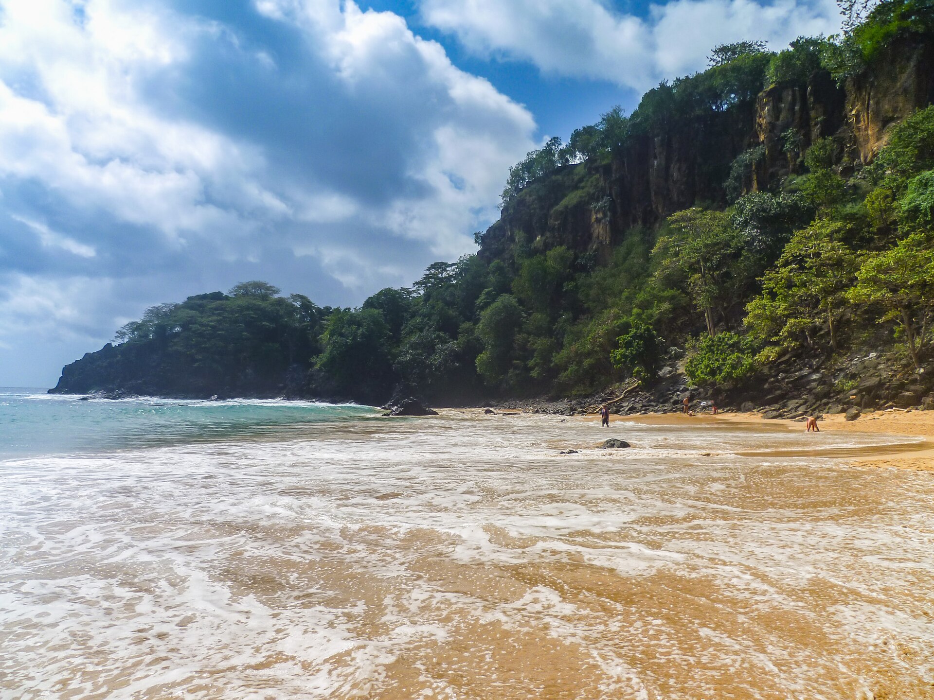Praia paradisíaca de Fernando de Noronha na baixa temporada