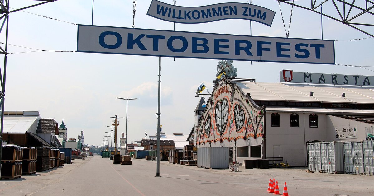 Portal de entrada da Oktoberfest em Munique, com o letreiro Willkommen zum Oktoberfest