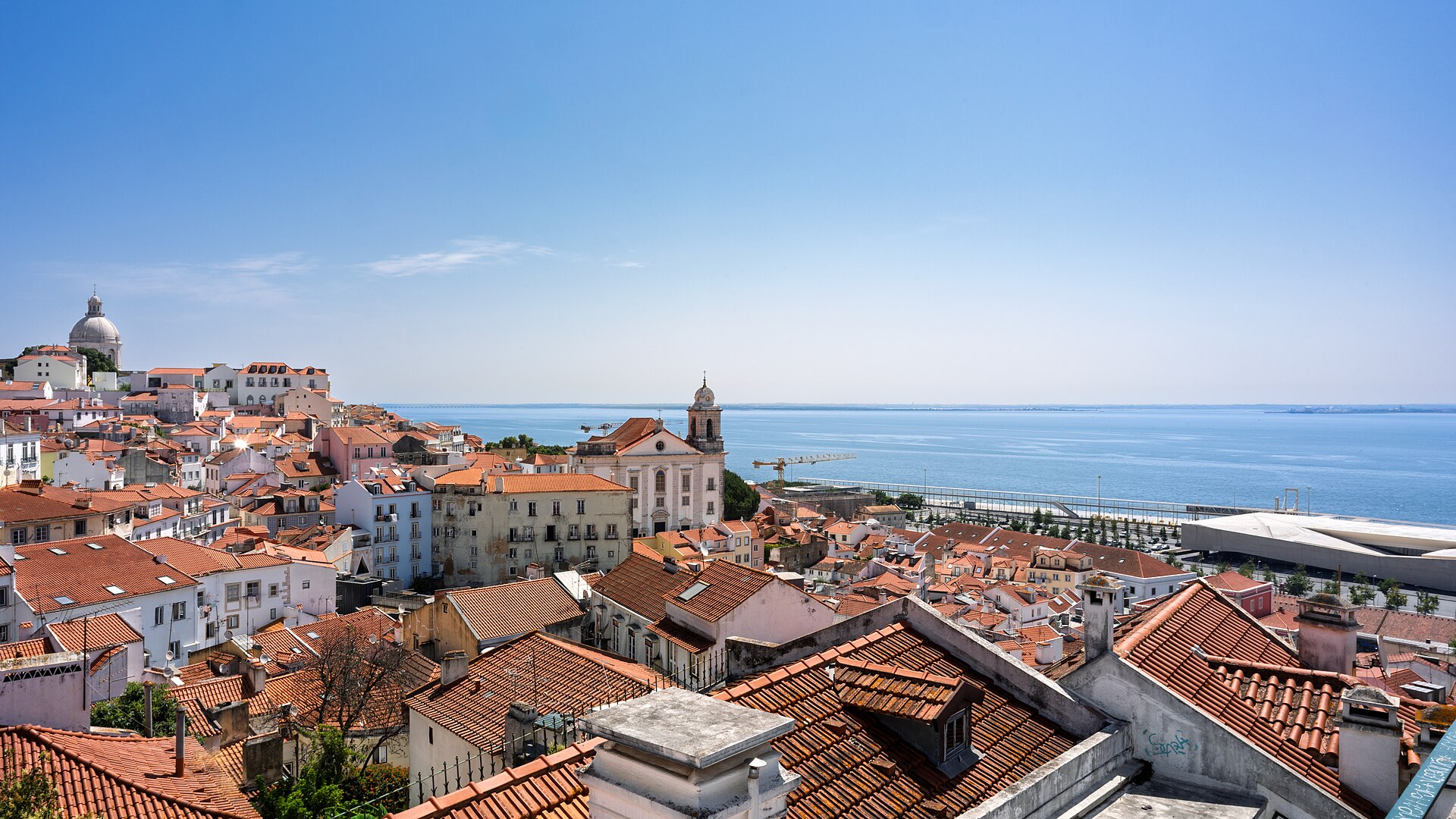 vista de Lisboa com telhados e o rio Tejo
