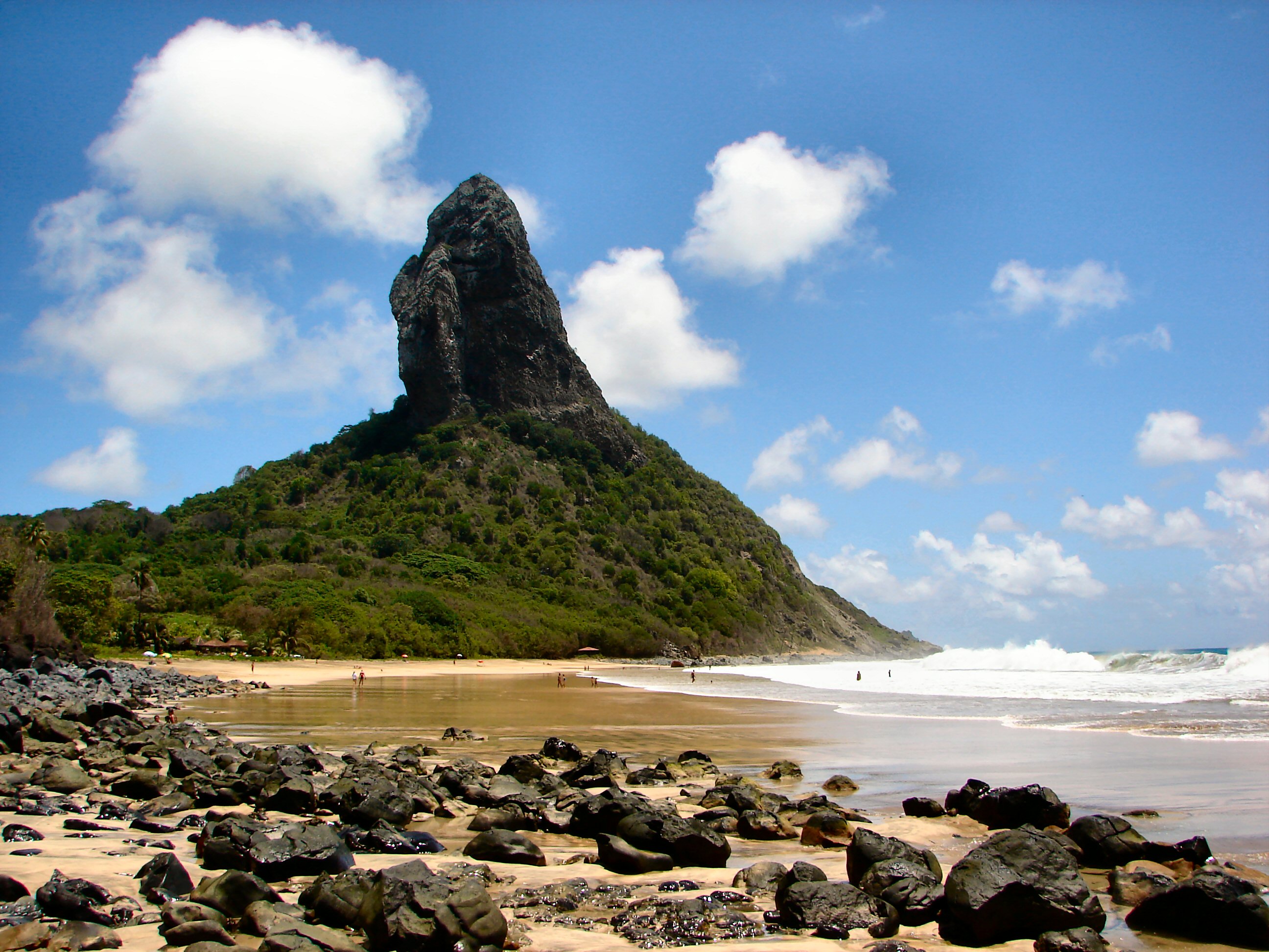 Morro Dois Irmãos e mar azul em Fernando de Noronha