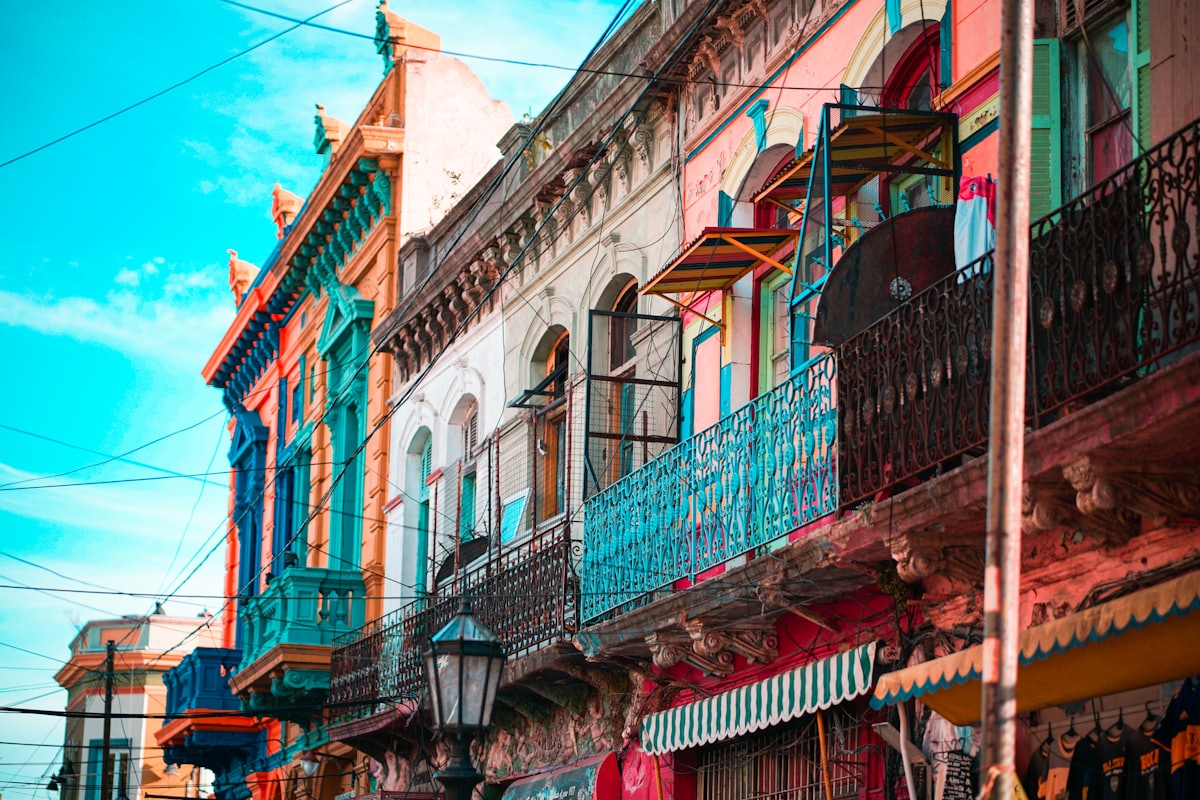 Fachadas coloridas do Caminito, no bairro da Boca, em Buenos Aires