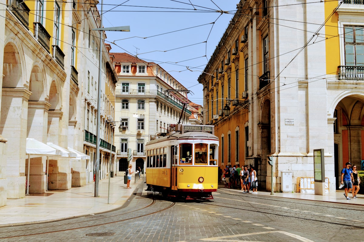 O icônico elétrico amarelo 28 numa rua histórica de Lisboa