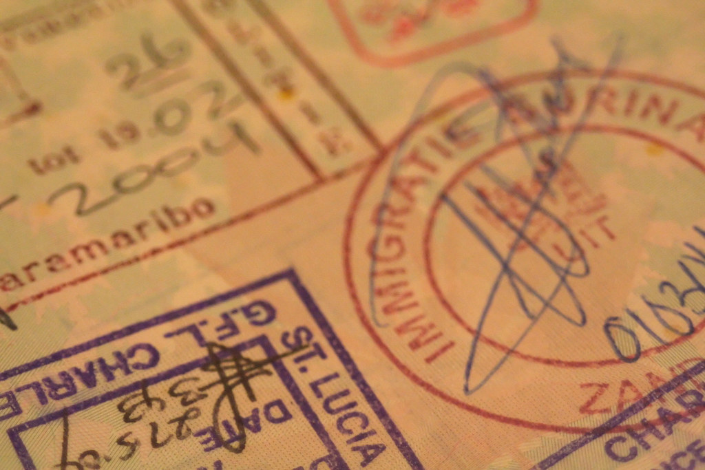 Passaporte e mapa nas mãos de um viajante