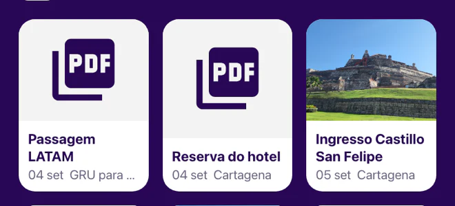 Tela Meus documentos no aplicativo, com passagem, reserva de hotel e ingresso em cartões
