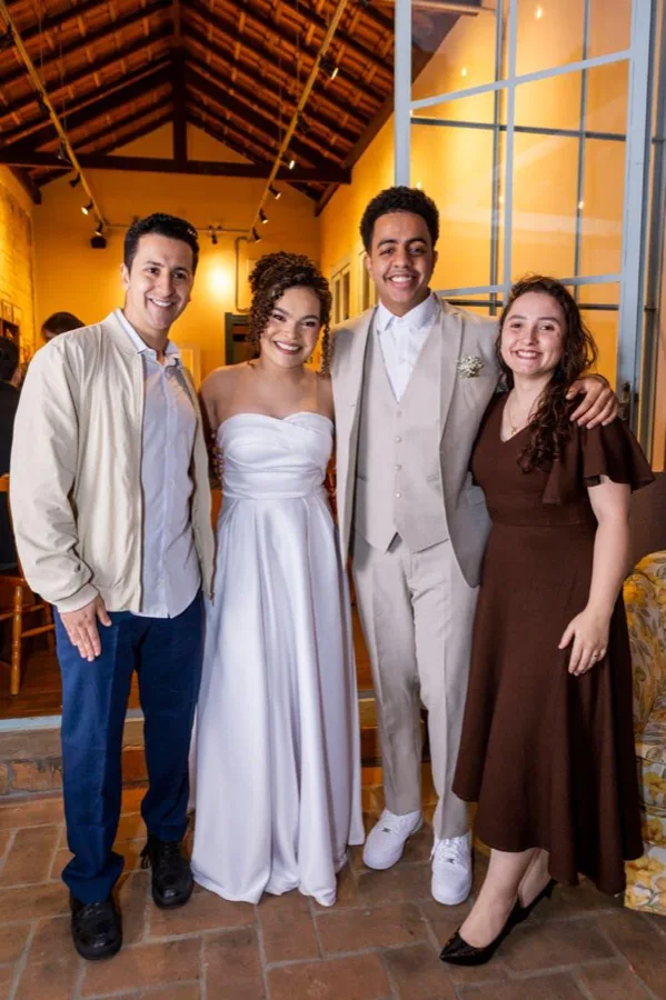 Os dois fundadores do OND com os noivos na festa de casamento