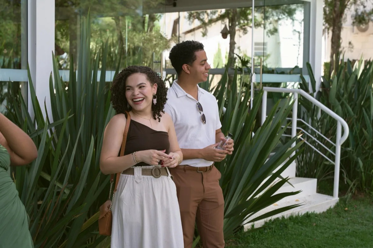 Convidados rindo durante a recepção do casamento ao ar livre