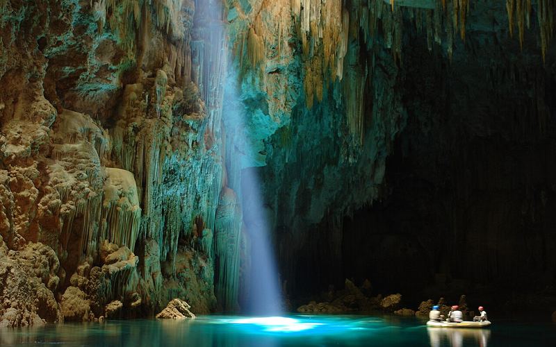 Abismo Anhumas, caverna com lago cristalino em Bonito