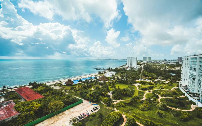 Orla de Cancún com mar azul e área verde
