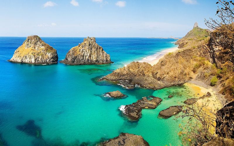 Morro Dois Irmãos e o mar azul da Baía dos Porcos em Fernando de Noronha