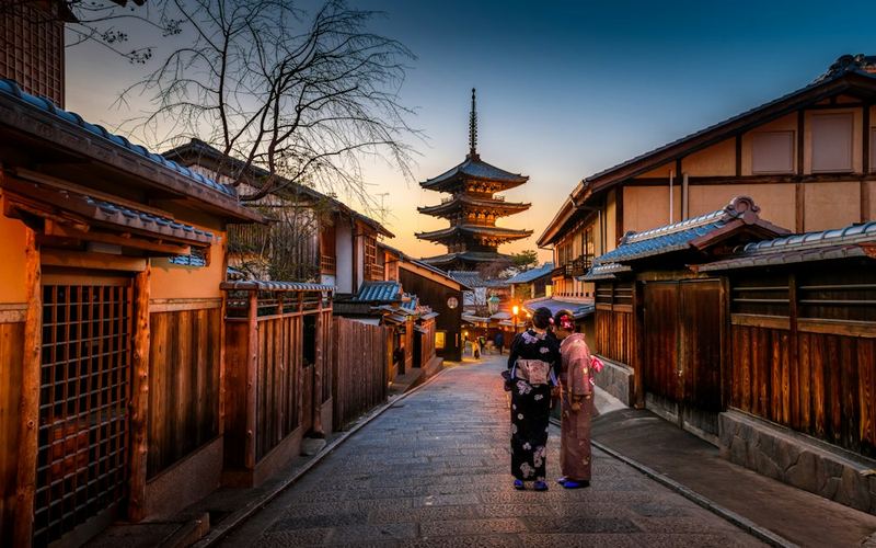 Rua tradicional de Kyoto com pagode ao fundo