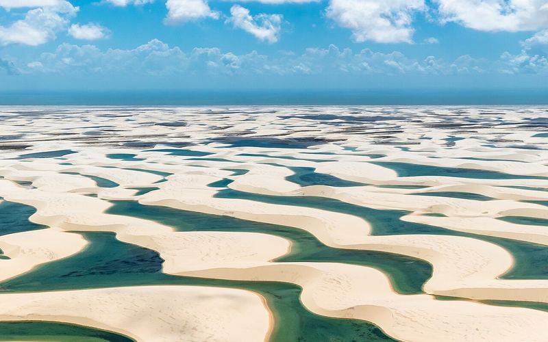 Dunas brancas e lagoas azuis nos Lençóis Maranhenses