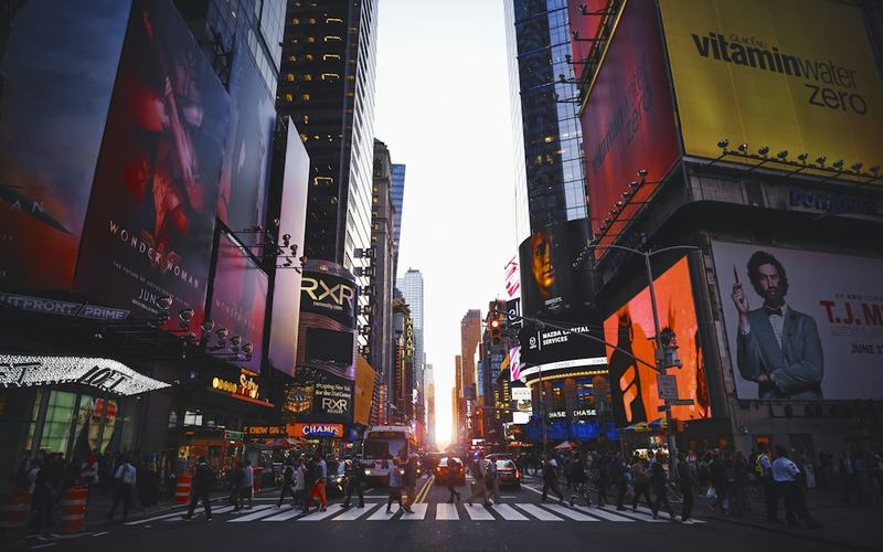 Times Square iluminada em Nova York
