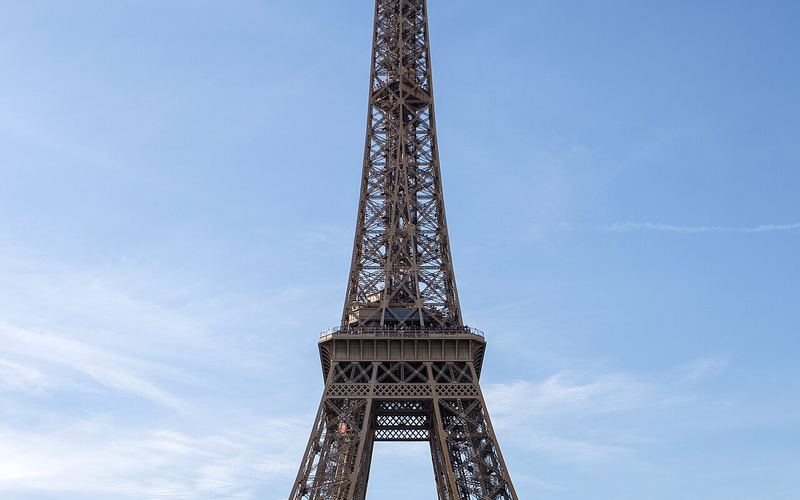 Torre Eiffel em Paris num dia de céu azul