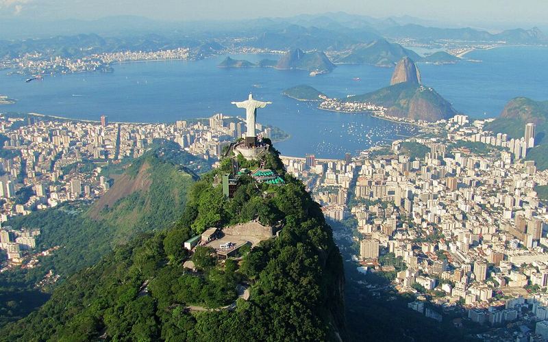 Cristo Redentor com a baía de Guanabara e o Pão de Açúcar ao fundo